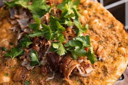 LAHMACUN DONER (Chicken or Lamb)